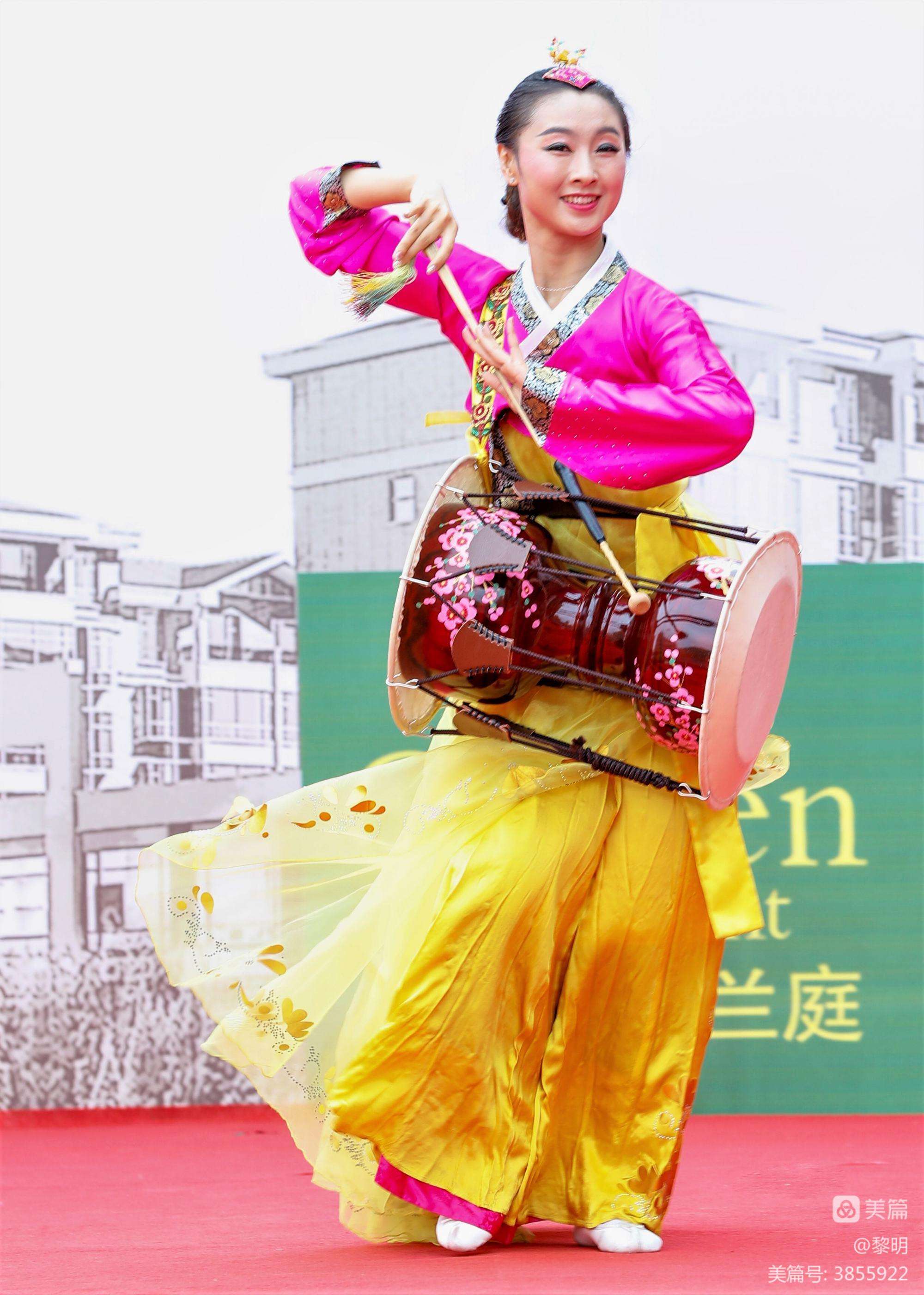 族长鼓舞是中国朝鲜族自娱和娱人经常跳的舞蹈长鼓舞用的鼓是两面的